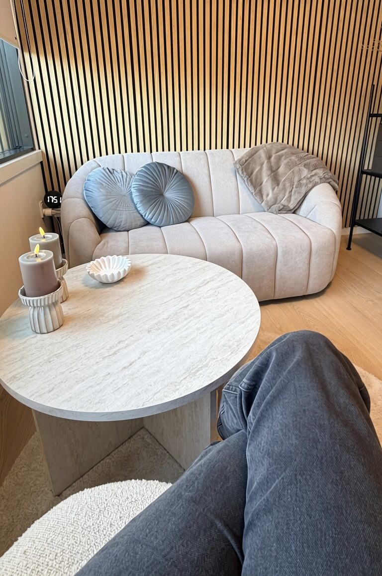 Sofa og sofabord i samtalehjørnet